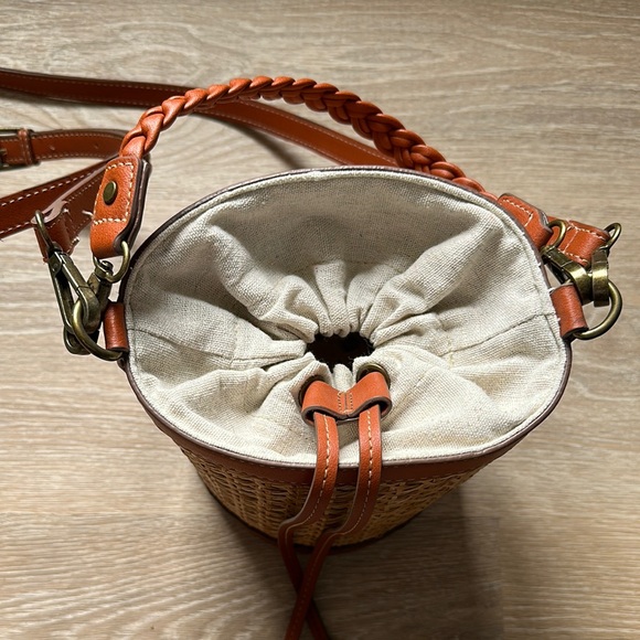 Tommy Bahama woven crossbody bucket bag with removable straps - Picture 4 of 11